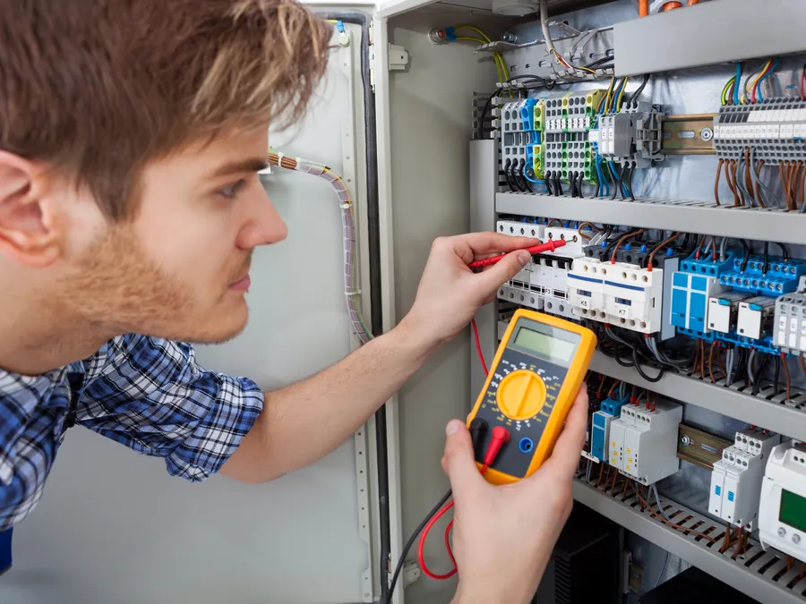 Mise aux normes par un électricien à Paris